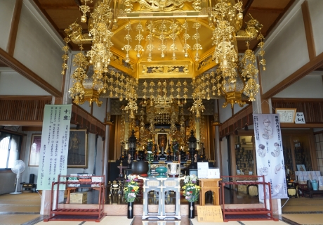 本堂　内観